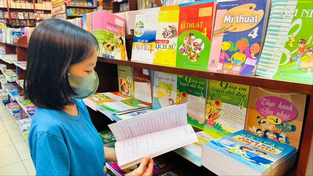 Không để xảy ra tình trạng chậm, thiếu hoặc tăng giá SGK bất hợp lý trước khai giảng năm học mới -0