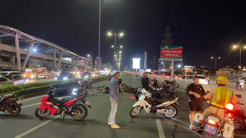 Kịp thời ngăn chặn hàng chục "quái xế" quậy phá trên cầu Sài Gòn