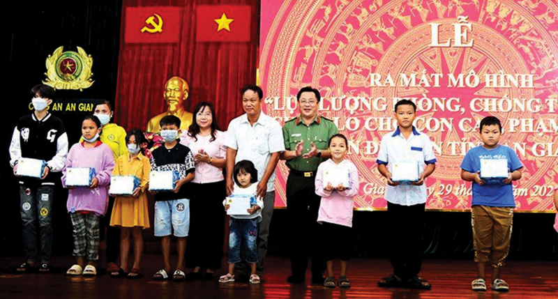 Ấm áp tình người phía sau song sắt_SODACBIET19-8_T36 -0