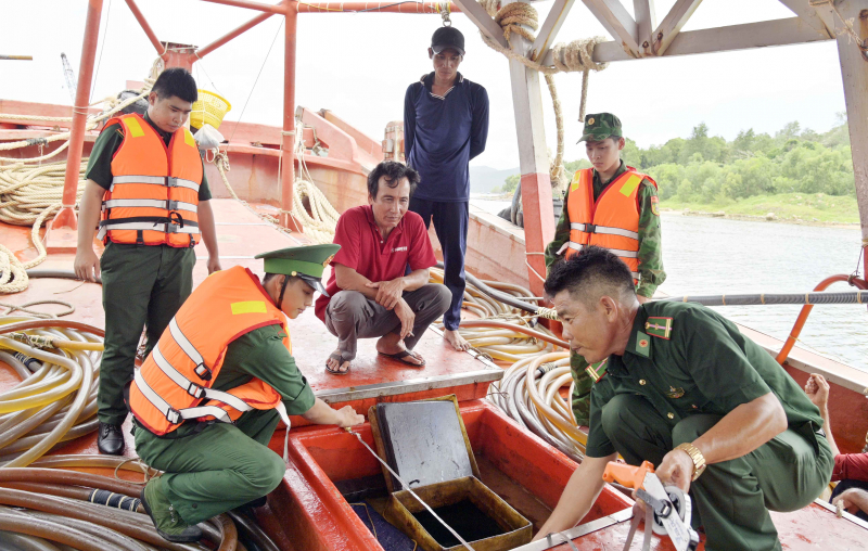 Bắt giữ tàu cá thay đổi công năng để chở dầu lậu -0