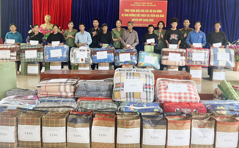 Lực lượng Công an giúp dân khắc phục hậu quả mưa lũ  -1