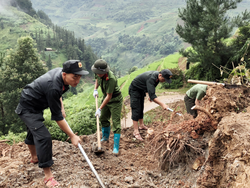 Lực lượng Công an giúp dân khắc phục hậu quả mưa lũ  -4