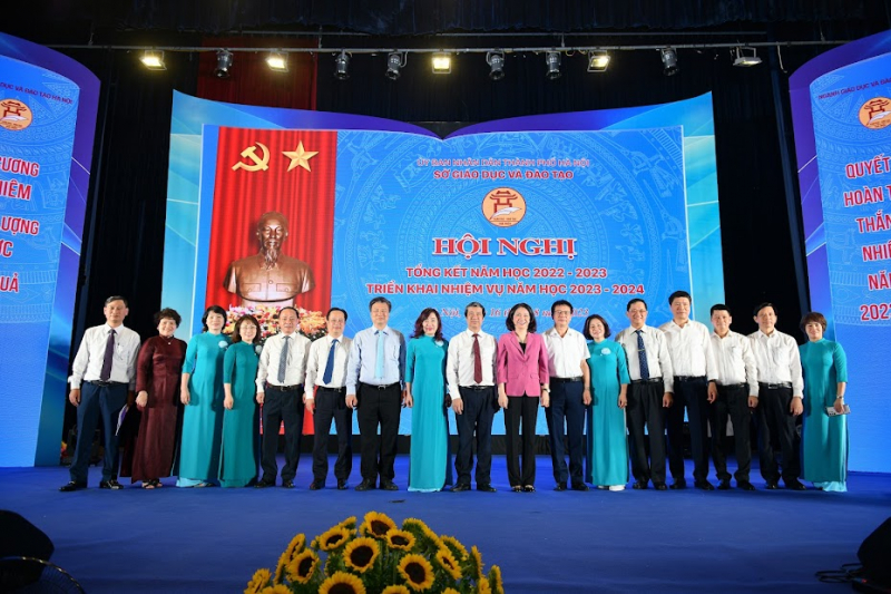 Hà Nội phải giải quyết dứt điểm việc phụ huynh xếp hàng thâu đêm mua hồ sơ đăng ký nhập học trong năm học mới -0