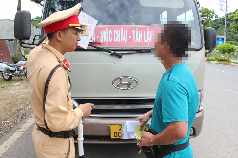 Xe khách, xe hợp đồng liên tiếp bị CSGT Sơn La “tuýt còi” -0