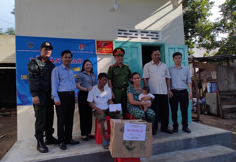 Cảnh sát cơ động xây nhà nhân ái tặng người dân ở Cư Kuin, Đắk Lắk -0