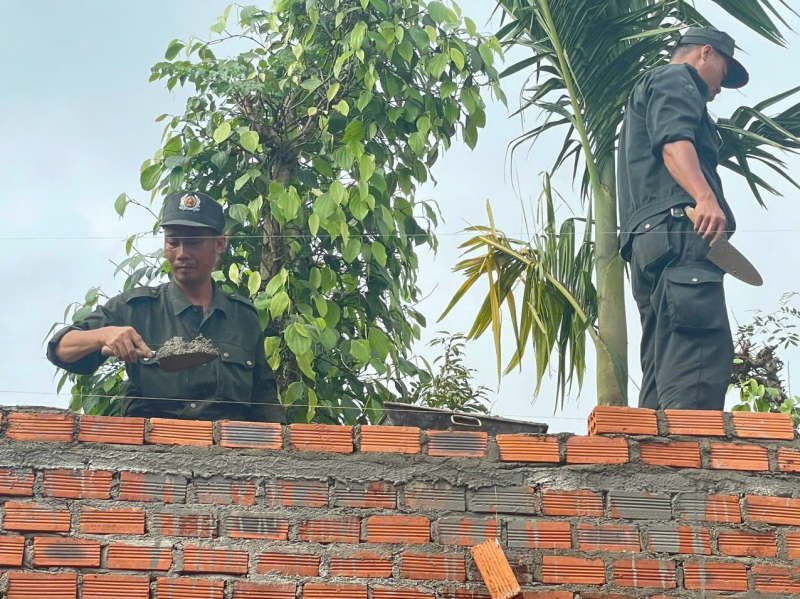 Cảnh sát cơ động xây nhà nhân ái tặng người dân ở Cư Kuin, Đắk Lắk -0