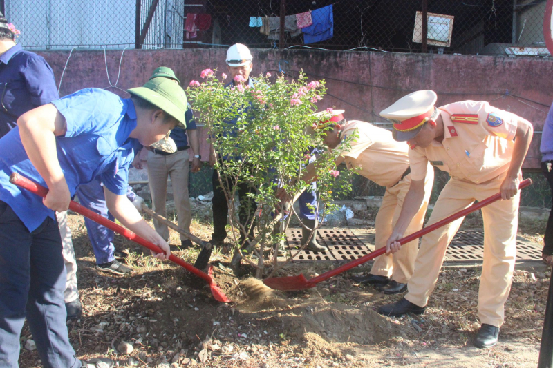 CSGT “đội nắng” trồng hoa tôn tạo cảnh quan nhà ga đường sắt ở Huế  -0
