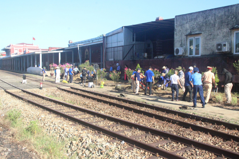 CSGT “đội nắng” trồng hoa tôn tạo cảnh quan nhà ga đường sắt ở Huế  -0