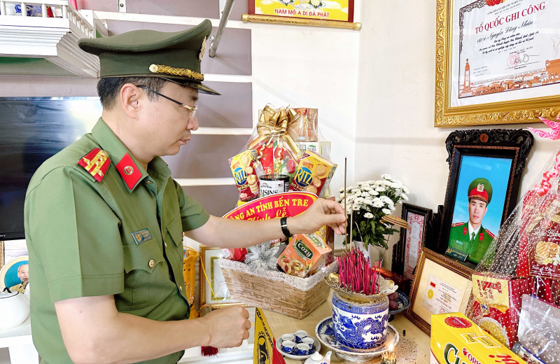 Công an tỉnh Bến Tre thăm, tặng quà gia đình cán bộ hy sinh, bị thương trong Đắk Lắk -0