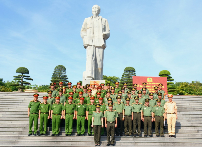 Công an Đồng Tháp báo công dâng Bác tại Nghệ An -0