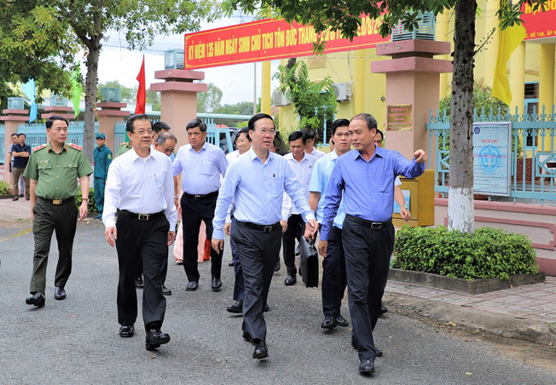 Chủ tịch nước Võ Văn Thưởng thăm, tặng quà nhân dân xã biên giới -0