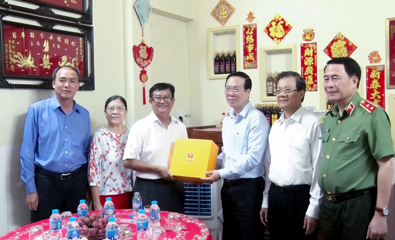 Chủ tịch nước Võ Văn Thưởng thăm, tặng quà nhân dân xã biên giới -0