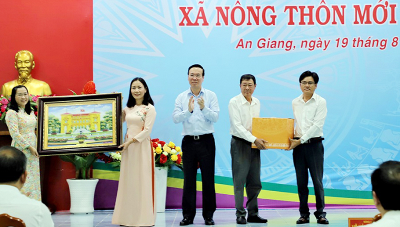 Chủ tịch nước Võ Văn Thưởng thăm, tặng quà nhân dân xã biên giới -0