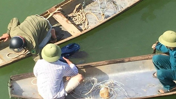 Tìm thấy thi thể phụ nữ bỏ xe máy và dép trên cầu rồi tự tử -0