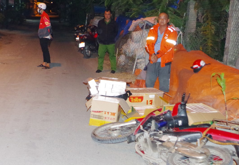 Bắt 2 đối tượng tàng trữ, vận chuyển 11.500 bao thuốc lá nhập lậu -0
