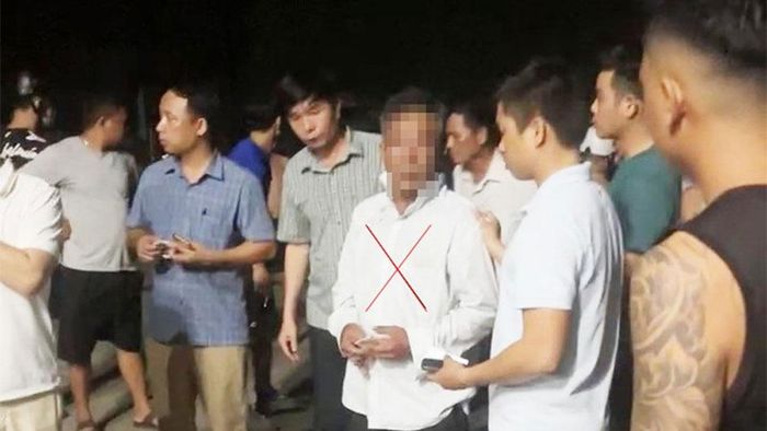 Công an xác minh bé gái 7 tuổi bị người đàn ông đi trong đêm -0