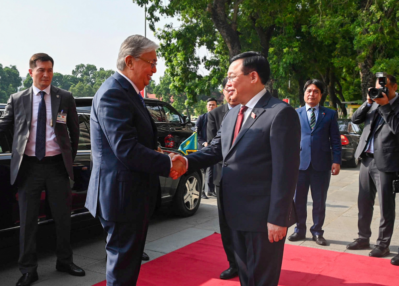 Chủ tịch Quốc hội Vương Đình Huệ hội kiến Tổng thống Cộng hòa Kazakhstan -0