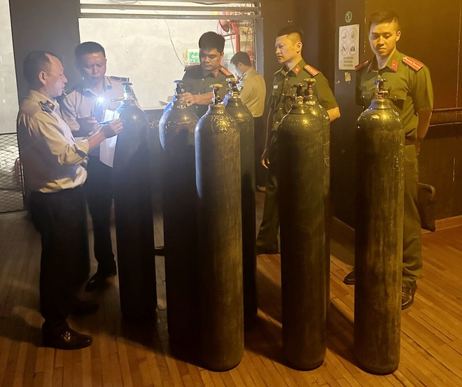 Liên tiếp kiểm tra, xử phạt cơ sở kinh doanh bình khí “cười” -0