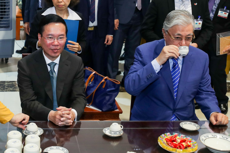 Chủ tịch nước và Tổng thống Kazakhstan thăm Công ty Gốm Chu Đậu -0