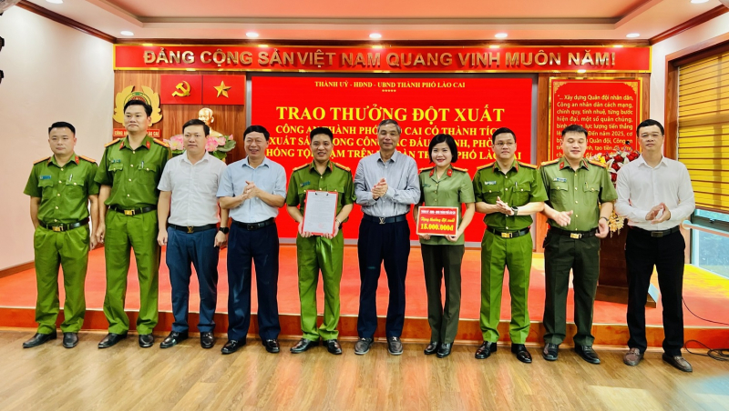 Phá 2 vụ án trong 1 ngày, Công an thành phố Lào Cai được khen thưởng đột xuất -0