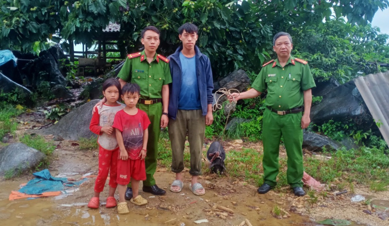 đoàn thanh niên công an huyện mường khương trao tặng con giống cho gia đình anh sỳ.jpg -0