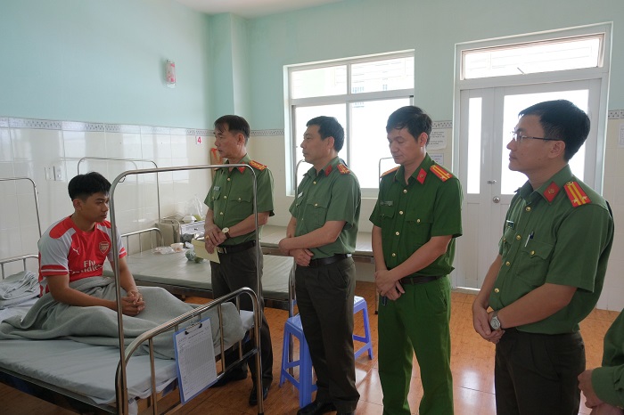 Con nghiện hung hãn xông vào trụ sở chém cán bộ Công an -0