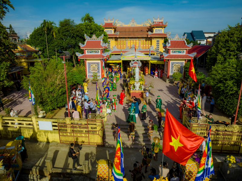 Hàng nghìn du khách về Huế dự lễ hội Điện Huệ Nam -0