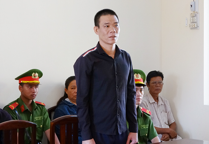 Lãnh 12 năm tù vì chém con riêng của vợ -0