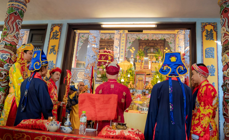 Hàng nghìn du khách về Huế dự lễ hội Điện Huệ Nam -0