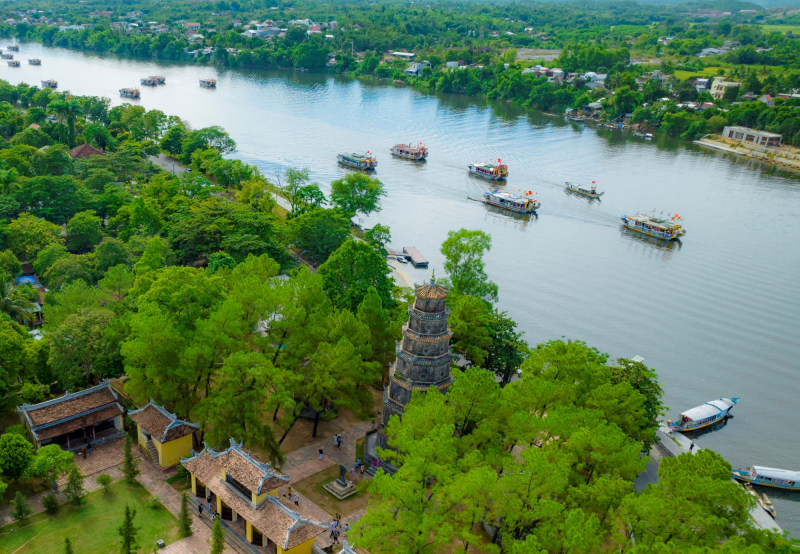 Hàng nghìn du khách về Huế dự lễ hội Điện Huệ Nam -0