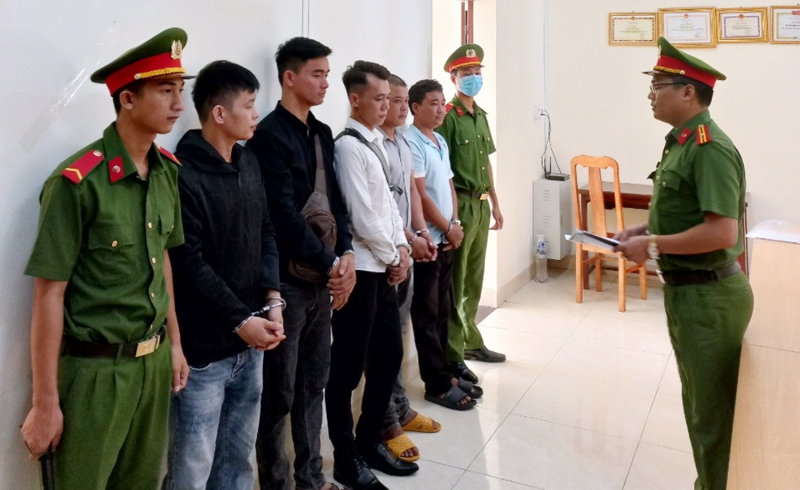 Đang nhậu, nhóm đối tượng ra chặn xe chở tôm để.... đập phá -0