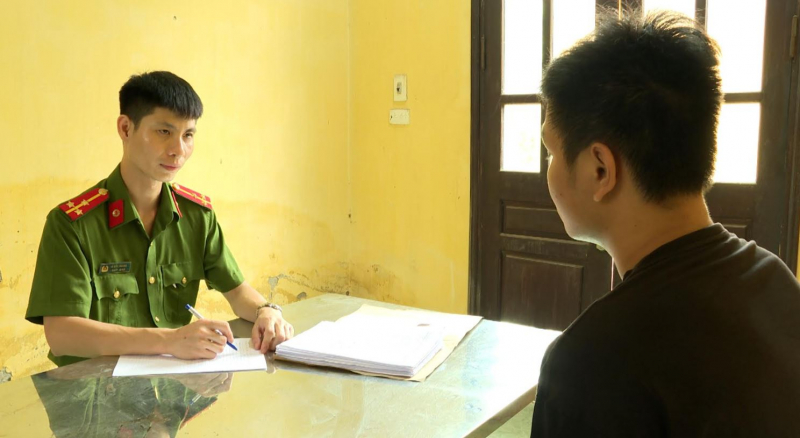 Nhắn tin hẹn con trai chủ nhà ra ngoài để đồng bọn trộm két sắt -0