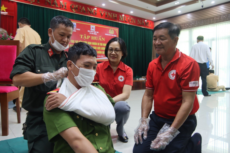 Tập huấn sơ cứu tai nạn thương tích, tai nạn giao thông cho lực lượng CSGT và thực hiện tuần tra kiểm soát -2