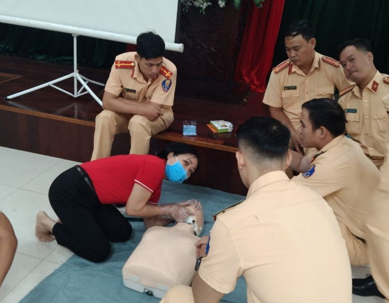 Tập huấn sơ cứu tai nạn thương tích, tai nạn giao thông cho lực lượng CSGT và thực hiện tuần tra kiểm soát -4