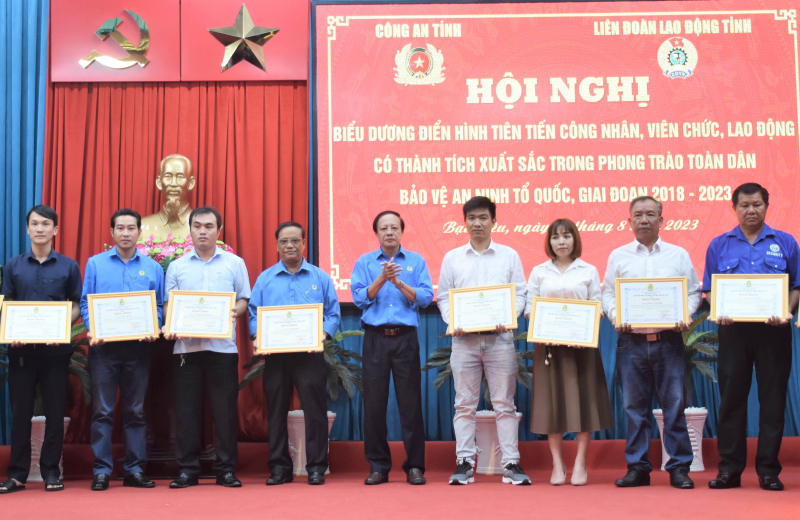 Bạc Liêu biểu dương 75 công nhân điển hình trong phong trào bảo vệ ANTQ -0