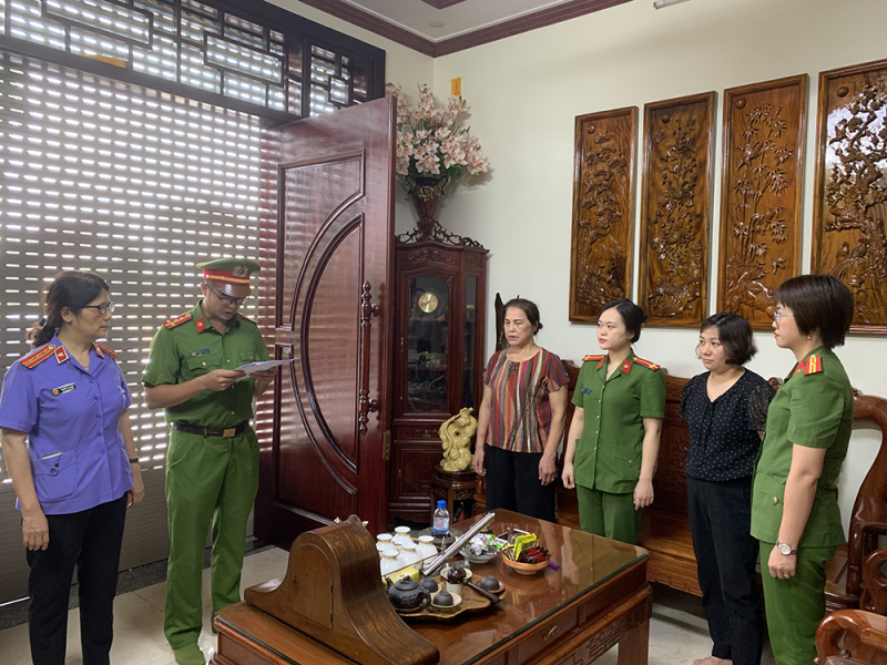 Cán bộ địa chính và thuế 