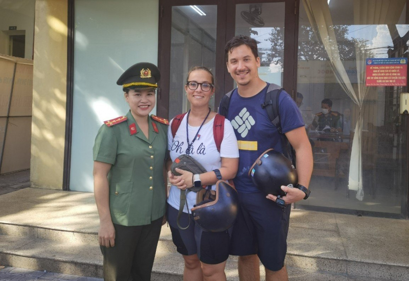 Nữ du khách Ý vui mừng khi được trao trả lại tài sản đánh rơi -0