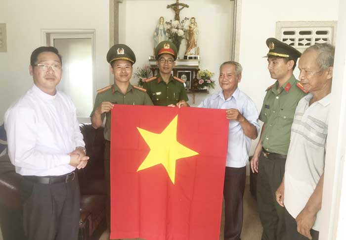 Lan tỏa phong trào treo cờ Tổ quốc tại các cơ sở tôn giáo ở Đắk Nông -1