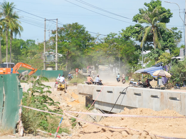 Dự án đô thị xanh thi công đường kiểu “rùa bò”, dân khốn khổ vì bụi -0