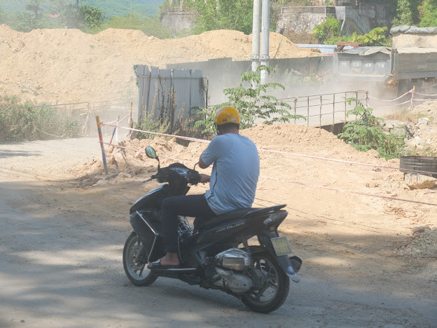 Dự án đô thị xanh thi công đường kiểu “rùa bò”, dân khốn khổ vì bụi -0