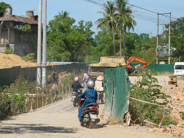 Dự án đô thị xanh thi công đường kiểu “rùa bò”, dân khốn khổ vì bụi -0