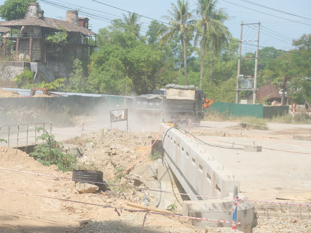 Dự án đô thị xanh thi công đường kiểu “rùa bò”, dân khốn khổ vì bụi -0