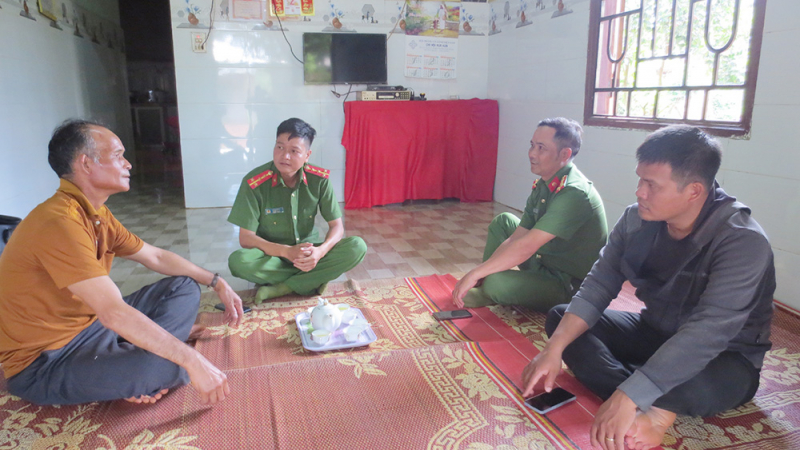 Công an xã Tây Nguyên kể chuyện làng -0