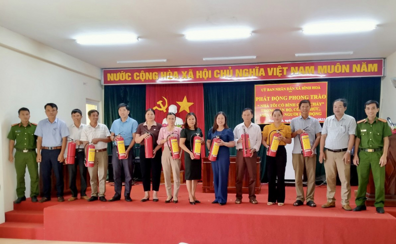 Phát động mạnh mẽ phong trào tự trang bị bình chữa cháy -0