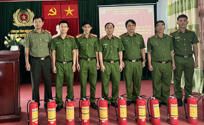 Phát động mạnh mẽ phong trào tự trang bị bình chữa cháy -2