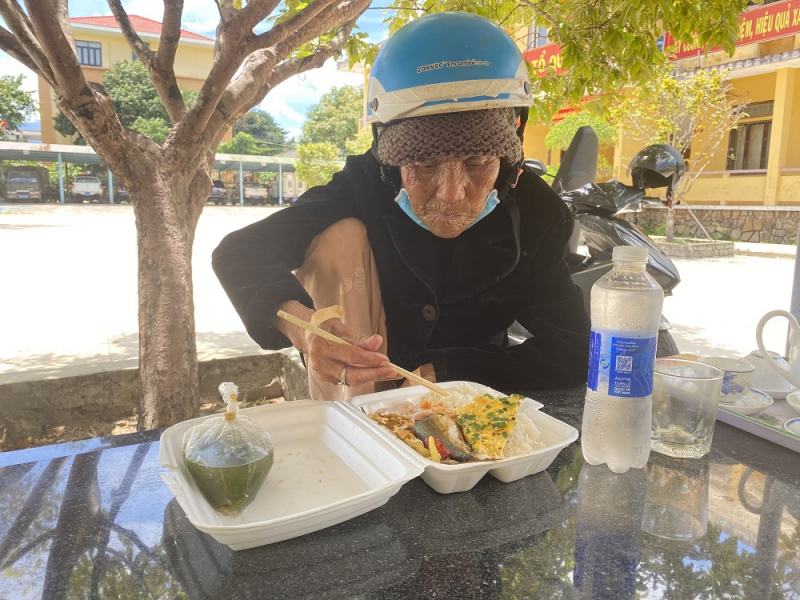 Kịp thời giúp bà cụ đi lạc gần 800km về nhà an toàn -0