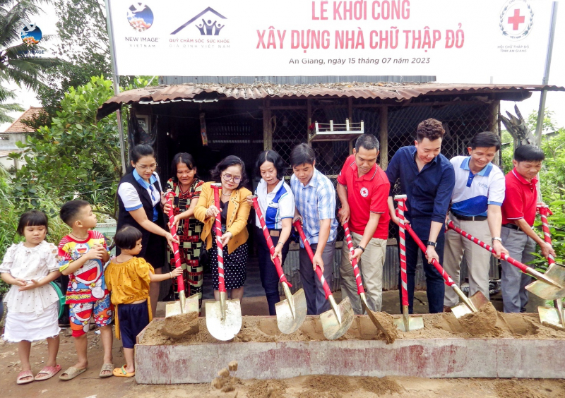 Trao tặng 6 căn nhà tình nghĩa cho các hộ nghèo -0