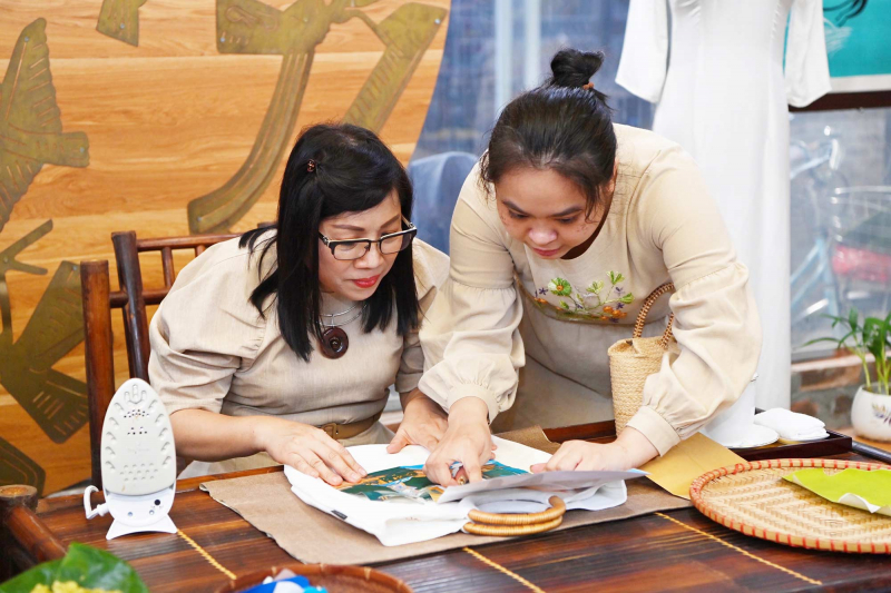 Vietnam, Singapore PMs' spouses visit Van Phuc Silk Village -3