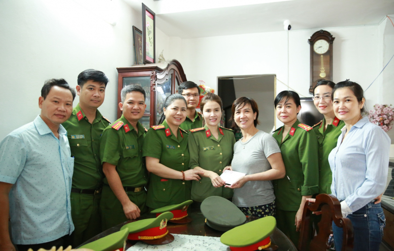 Thăm hỏi, tặng quà gia đình cán bộ, chiến sĩ hy sinh, tử vong trong đợt phòng, chống dịch  -0