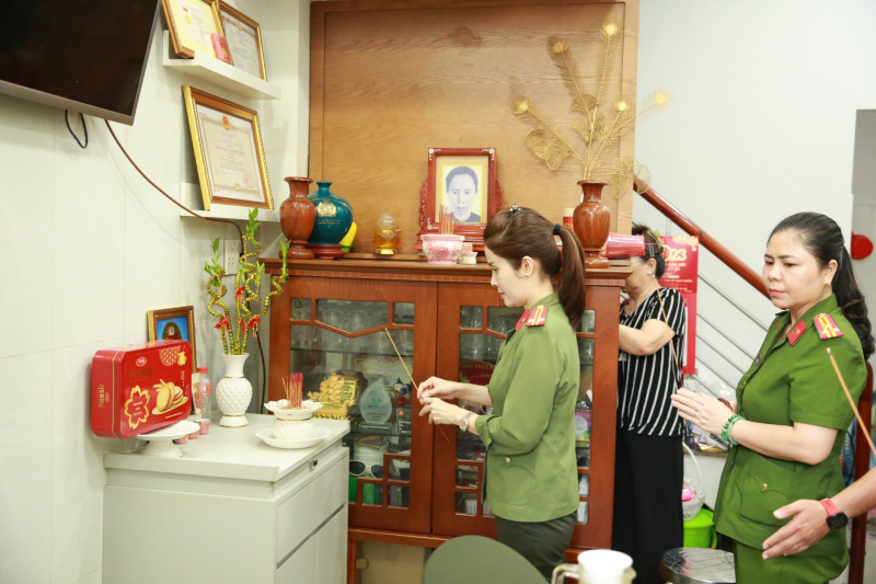 Thăm hỏi, tặng quà gia đình cán bộ, chiến sĩ hy sinh, tử vong trong đợt phòng, chống dịch  -0